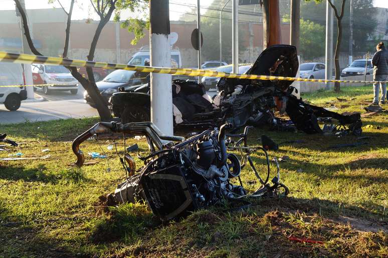 Motor foi parar do lado de fora do veículo