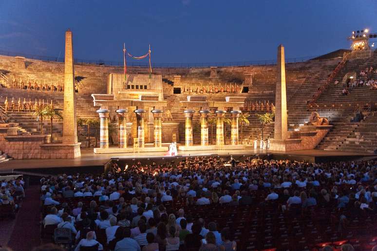 Arena de Verona recebe festival de ópera durante o verão