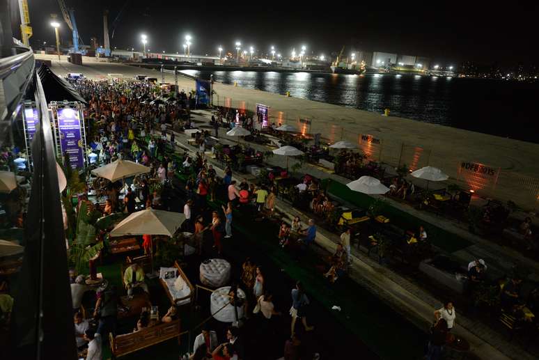 Vista noturna do espaço de convivência do Dragão Fashion