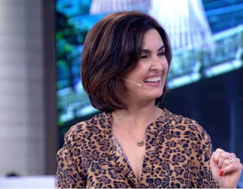 Em sexto lugar, a camisa estampada de seda que a Fátima Bernardes usou no programa 'Encontro' do dia 7 de abril