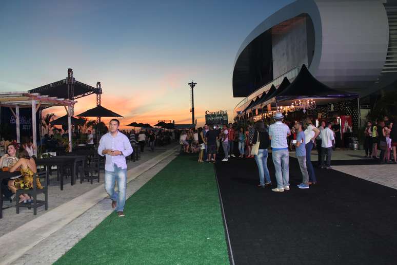 Área externa tinha vários food trucks, palco com apresentação de bandas e área de coquetel com DJ