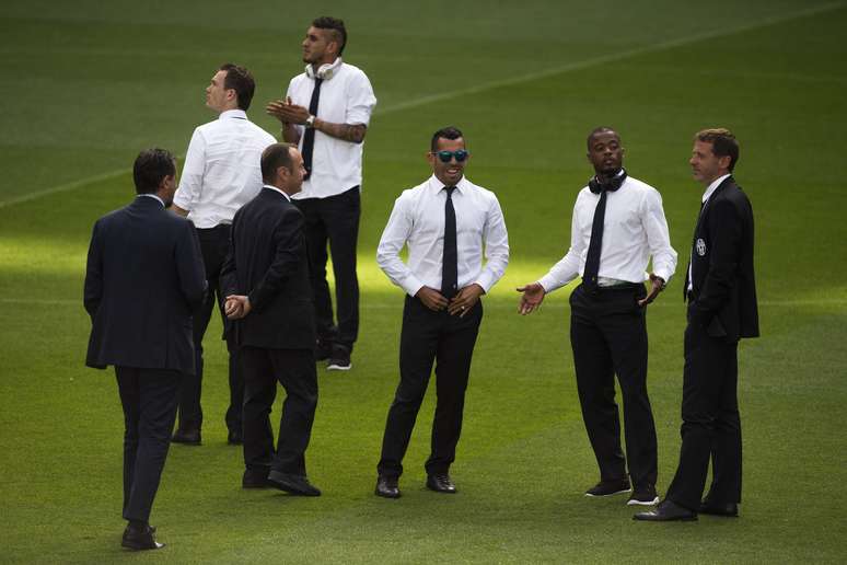 Tevez, Evra e outros jogadores da Juve se divertem durante o reconhecimento do gramado do Santiago Bernabéu