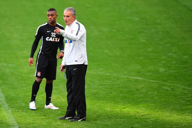 Tite orienta a surpresa Malcom durante treino em Itaquera