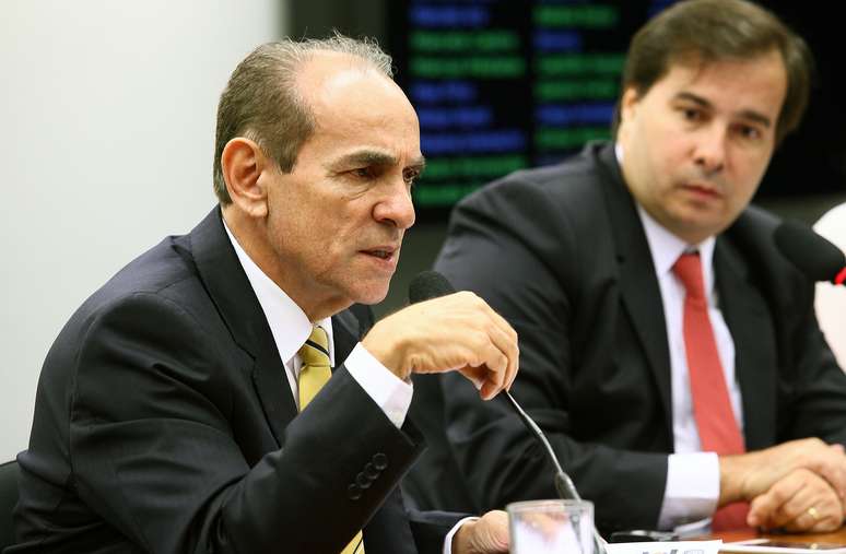 Deputado Marcelo Castro (PMDB-PI) sugeriu que pessoas físicas contribuam com partidos políticos apenas na época das eleições