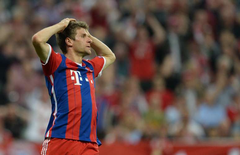 Thomas Müller lamenta uma das chances perdidas pelo Bayern no primeiro tempo