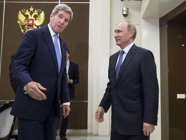 Secretário de Estado norte-americano, John Kerry (esquerda), conversa com presidente russo, Vladimir Putin, antes de uma reunião bilateral na residência presidencial de Bocharov Ruchey, em Sochi, na Rússia, nesta terça-feira. 12/05/2015