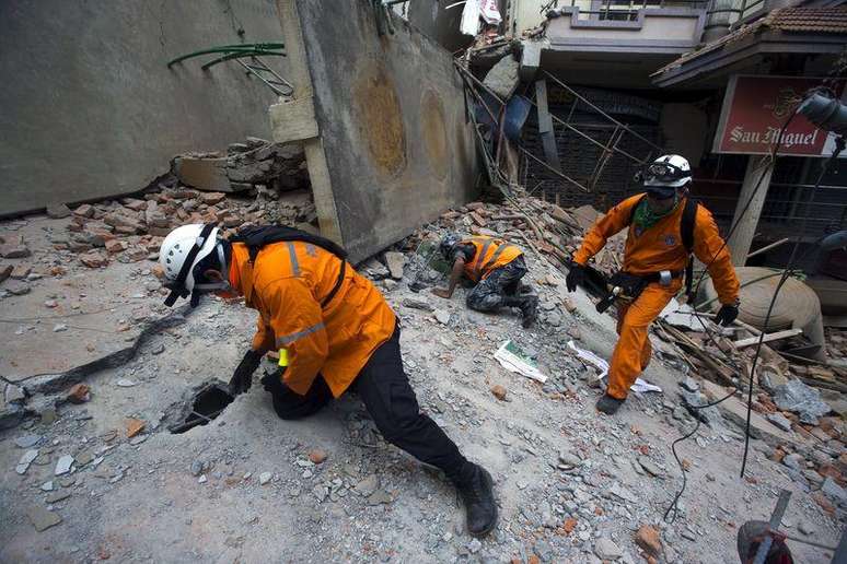 Militares do Nepal durante missão de resgate nos destroços de um prédio, em Katmandu.  12/05/2015