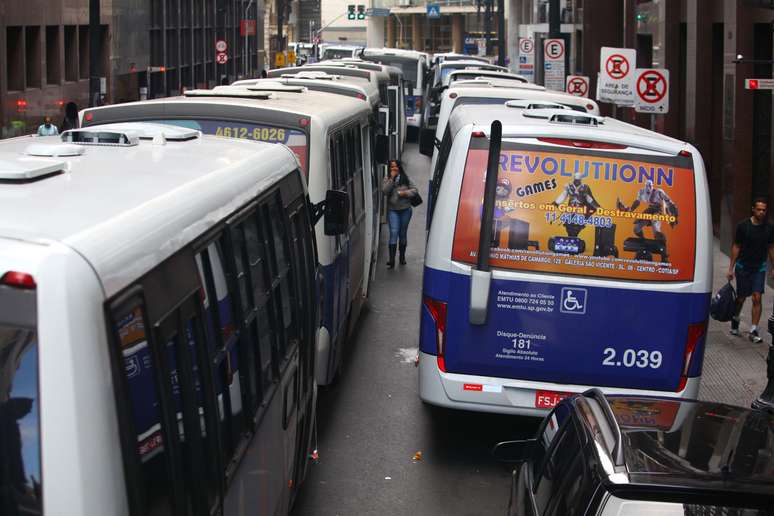 Ônibus ficaram estacionados na rua Boa Vista