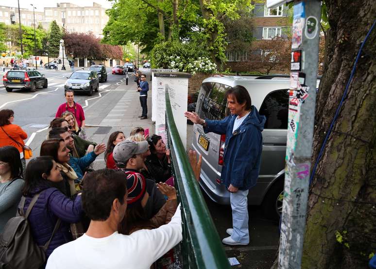 F&atilde;s tietam o cantor em frento ao est&uacute;dio ic&ocirc;nico