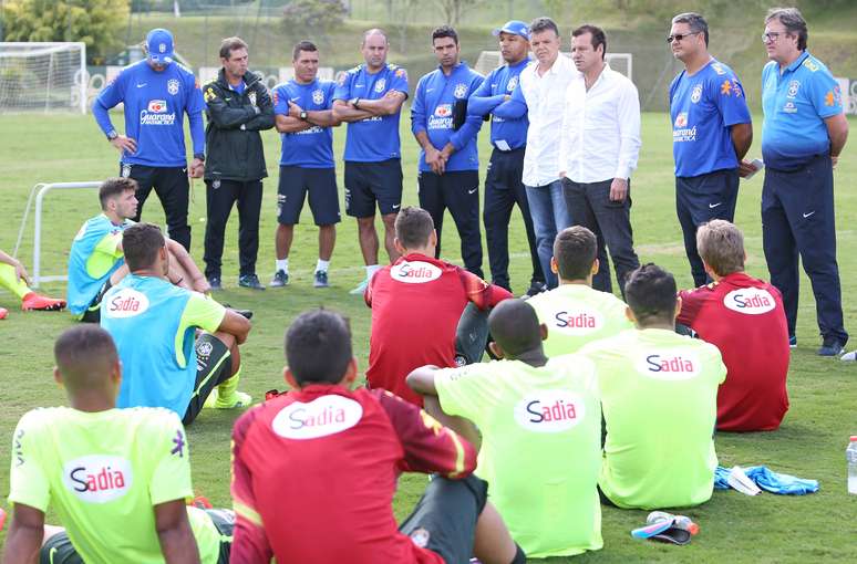 Dunga e Gilmar Rinaldi conversaram com os jogadores da Seleção Brasileira Sub-20 nesta quarta