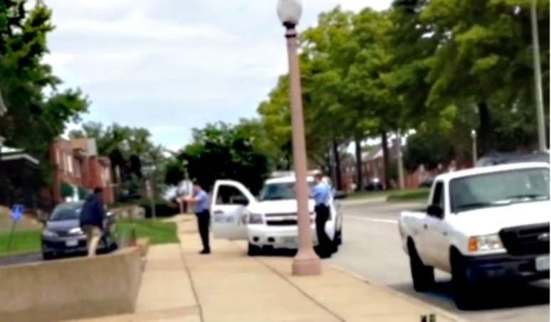 Imagem retirada de vídeo mostra Kajieme Powell sendo abordado por policiais