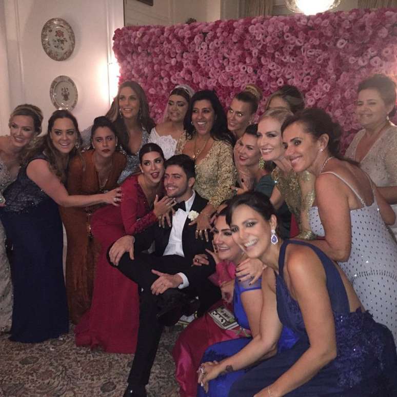 Famosos se divertem em festa e Marina Morena registra o momento