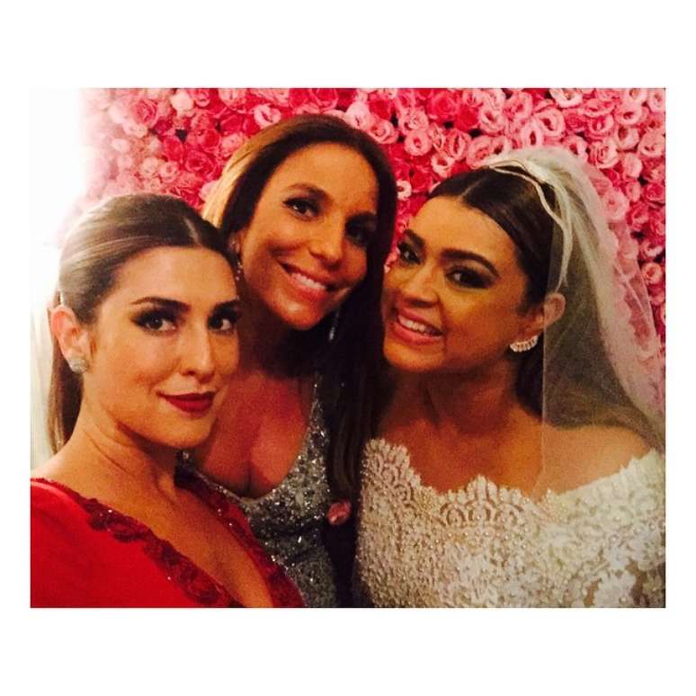 Fernanda Paes Leme posa com Ivete Sangalo e Preta Gil