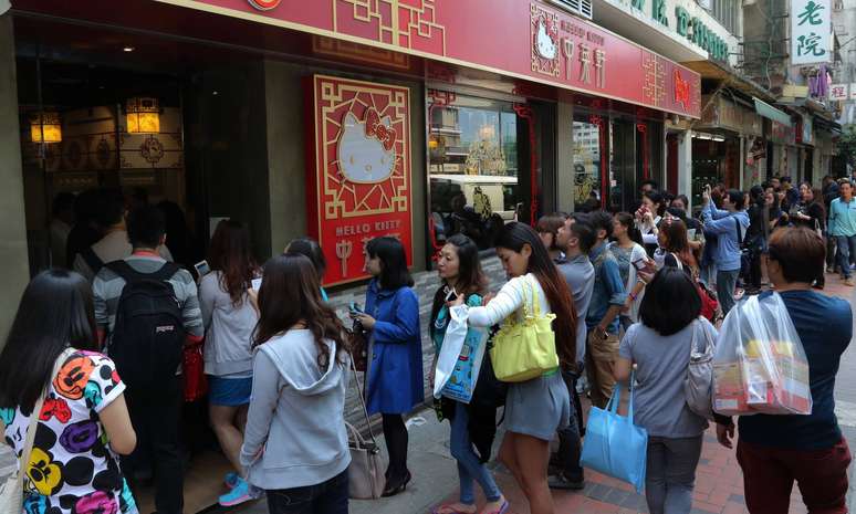 P&uacute;blico disputa vaga na fila na entrada do restaurante em Hong Kong, na China