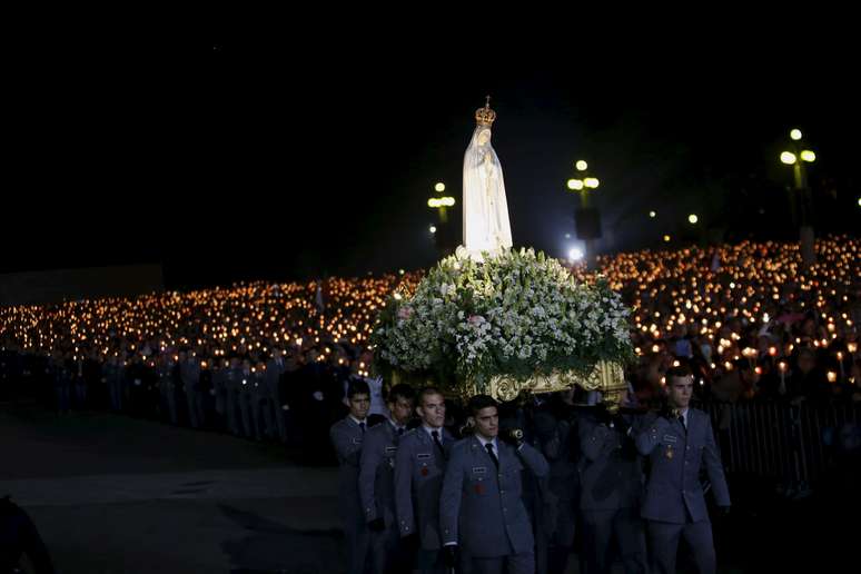 Segundo a f&eacute; cat&oacute;lica, a Virgem apareceu em seis ocasi&otilde;es diante de tr&ecirc;s crian&ccedil;as pastoras entre 13 de maio e 13 de outubro de 1917