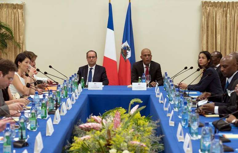 Presidente da França, François Hollande (esquerda), e o presidente do Haiti, Michel Martelly, durante reunião no palácio presidencial em Porto Príncipe, no Haiti, nesta terça-feira. 12/05/2015