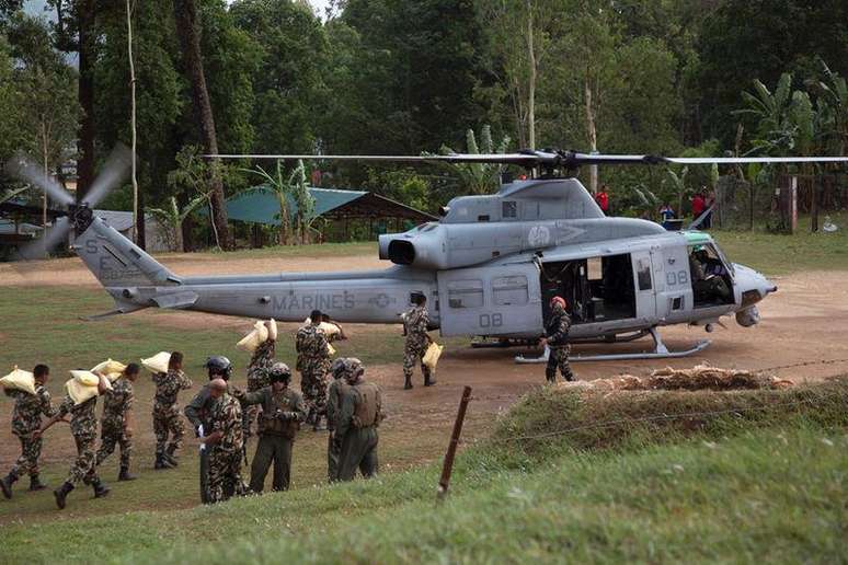 Soldados nepaleses retirando suprimentos de helicóptero norte-americano.   12/05/2015