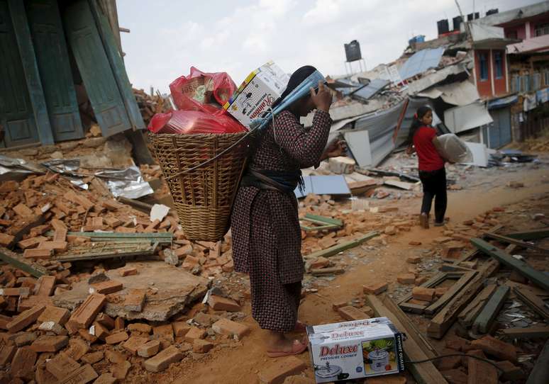 Mais de um milhão de pessoas já deixaram Katmandu após o grande terremoto de 25 de abril