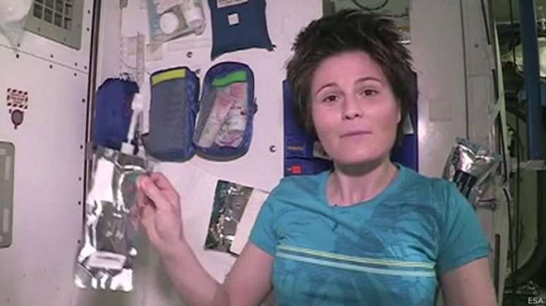 Astronauta italiana Samantha Cristoforetti explica como ela e colegas da Estação Espacial Internacional mantêm higiene pessoal