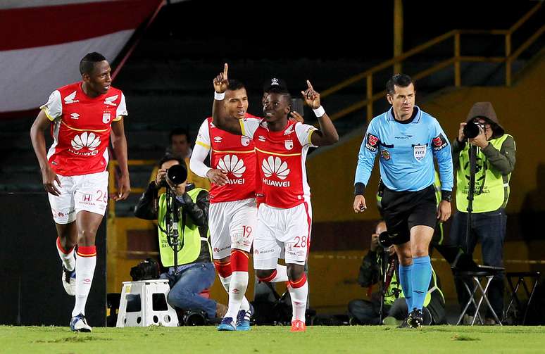 Jogadores do Santa Fe comemoram gol e vaga nas quartas