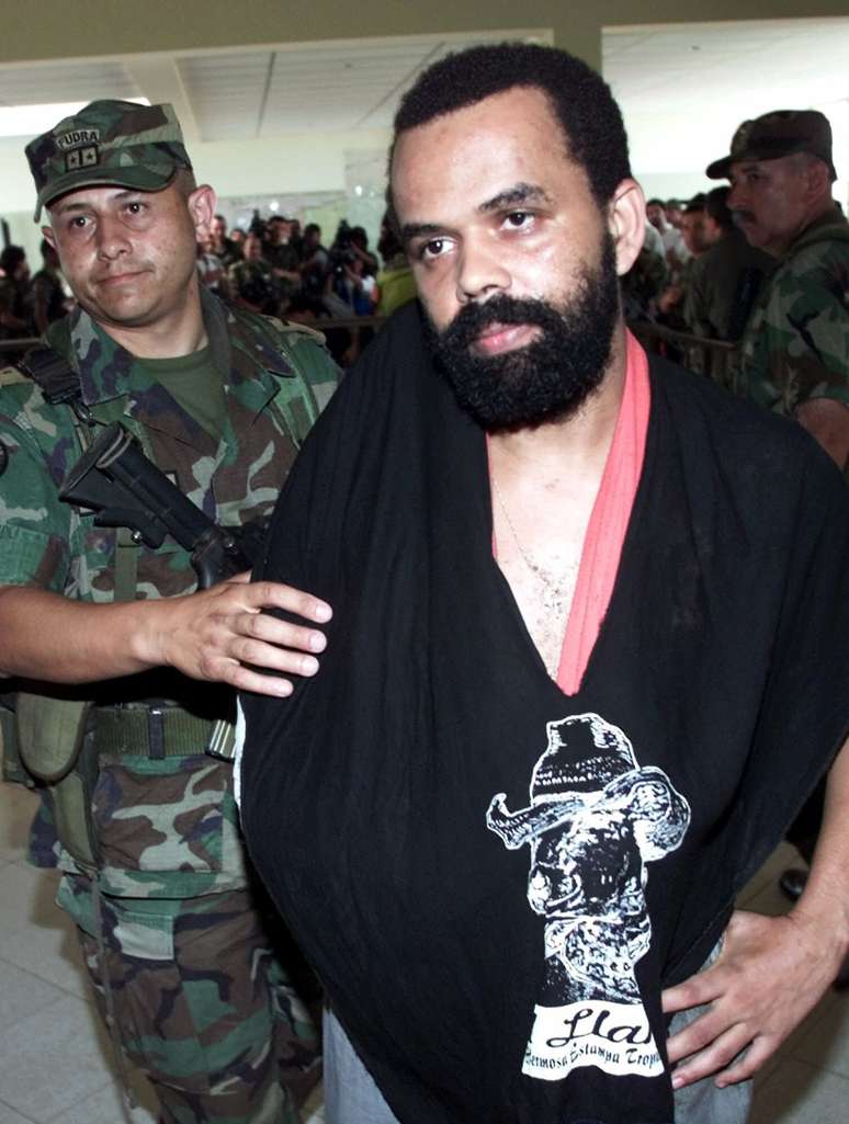 Fernandinho Beira Mar é conduzido por um soldado da base militar em Marandua, no departamento de Vichada, na Colômbia, em 22 de abril de 2001