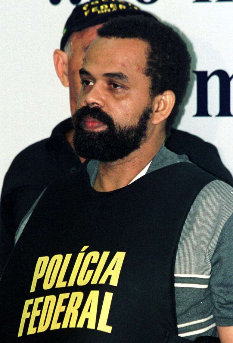  Beira Mar é apresentado à imprensa em coletiva realizada no escritório da Polícia Federal em Brasília, em 25 de abril de 2001