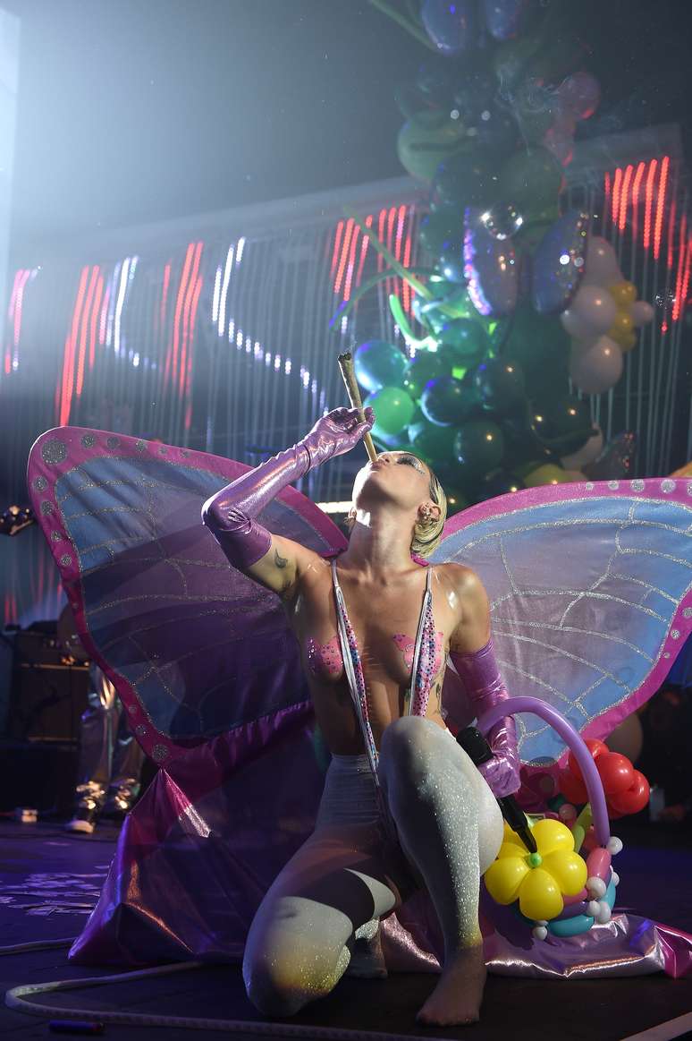 Miley Cyrus acendeu, durante a apresentação, um cigarro suspeito no palco