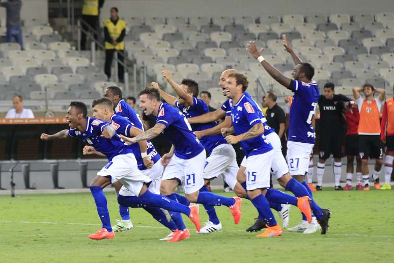 Jogadores do Cruzeiro fazem a festa depois que a classificação às quartas de final é confirmada