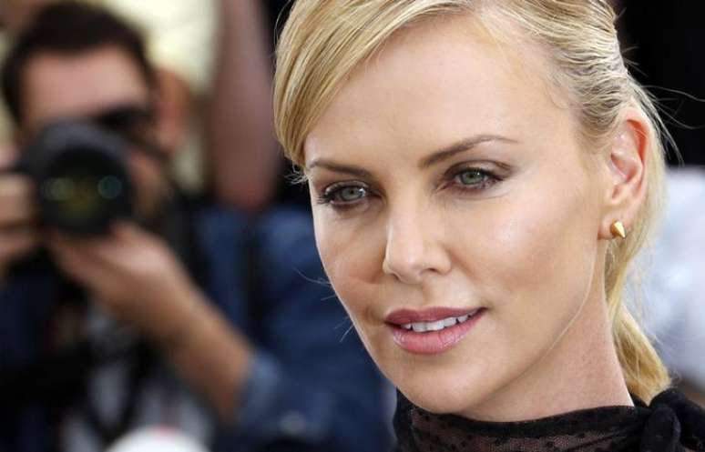 Charlize revelou que mal podia dormir depois da piada com Obama