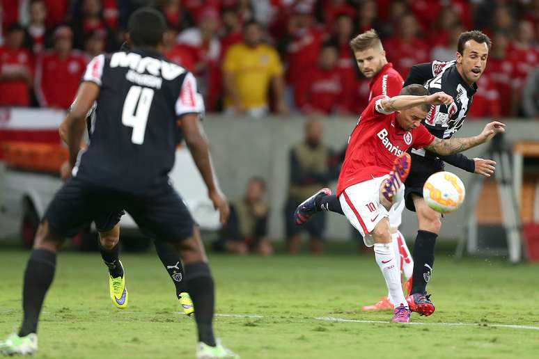 Foto registra o momento que D'Alessandro acertou o chutaço do segundo gol; sétimo em cima de Victor  