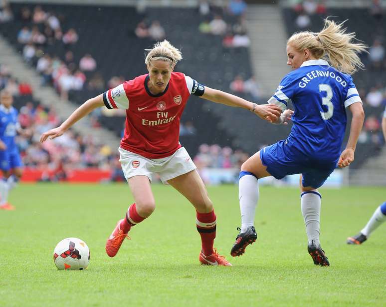 Kelly Smith joga pelo Arsenal e terá de ficar cerca de 4 meses longe dos gramados