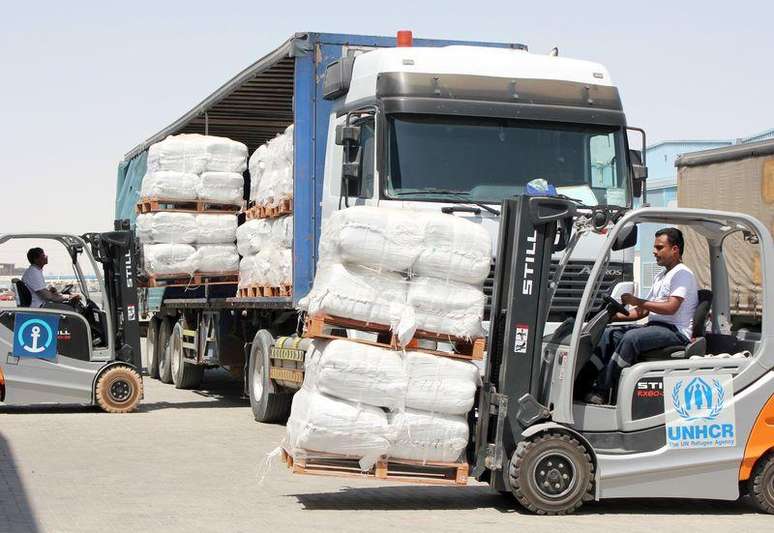 Funcionário de agência da ONU prepara ajuda humanitária para o Iêmen em aeroporto de Dubai. 14/05/2015