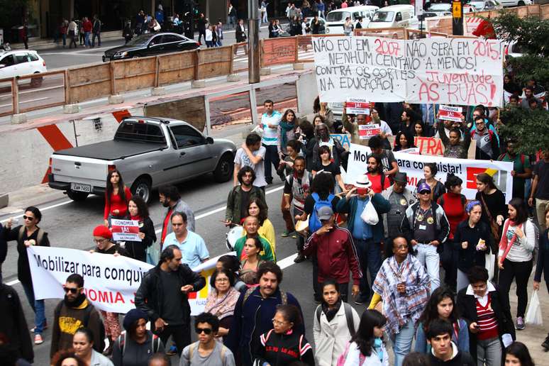 Manifestantes caminharam até a sede do Cruesp, foi realizada reunião entre reitores com o Fórum das Seis