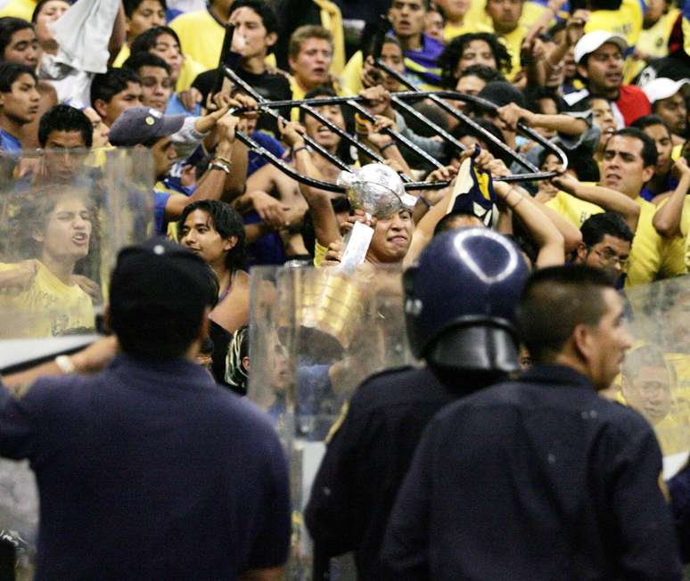 Torcida do América do México arremessa grade no campo