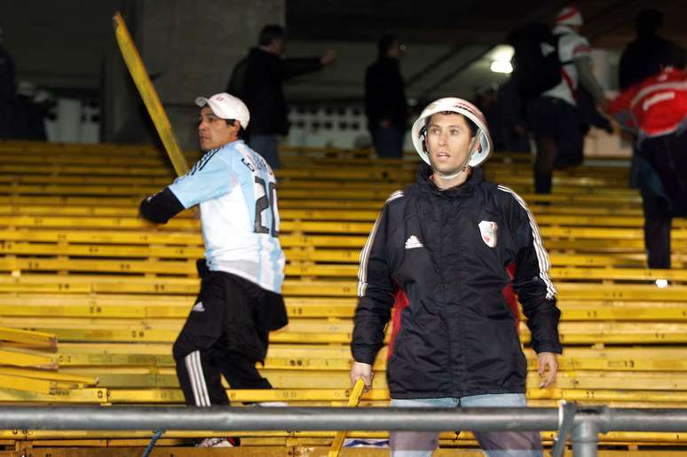 Torcedores do River Plate promoveram destruição no Morumbi; um deles chegou a roubar capacete da polícia