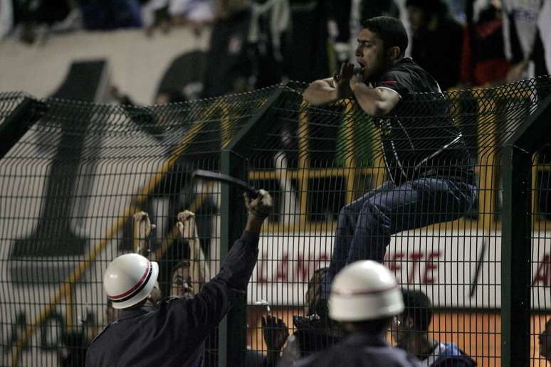 Policiamento tenta conter a torcida corintiana no Pacaembu