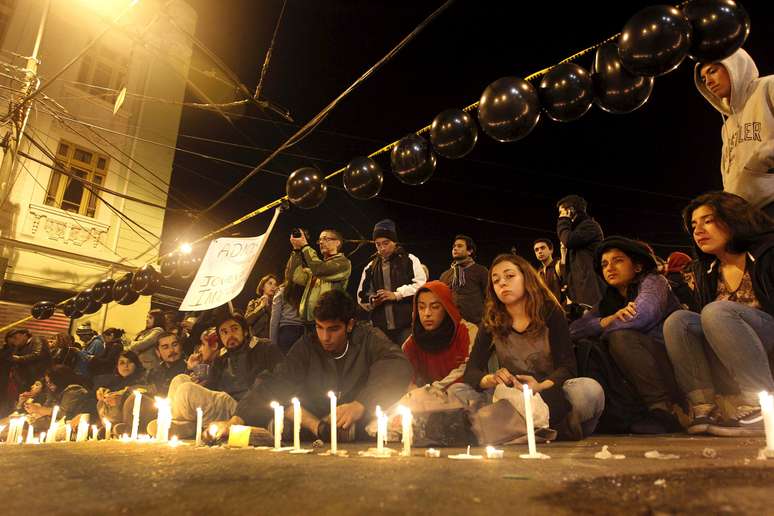 Estudantes acendem velas em homenagem aos dois mortos 
