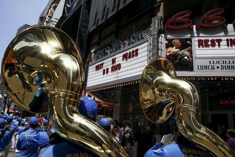 Banda passa diante de B.B. King Blues Club & Grill em Times Square, Nova York. 15/5/2015.