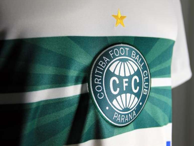 Detalhes remetem a bandeira alviverde nas duas listras horizontais