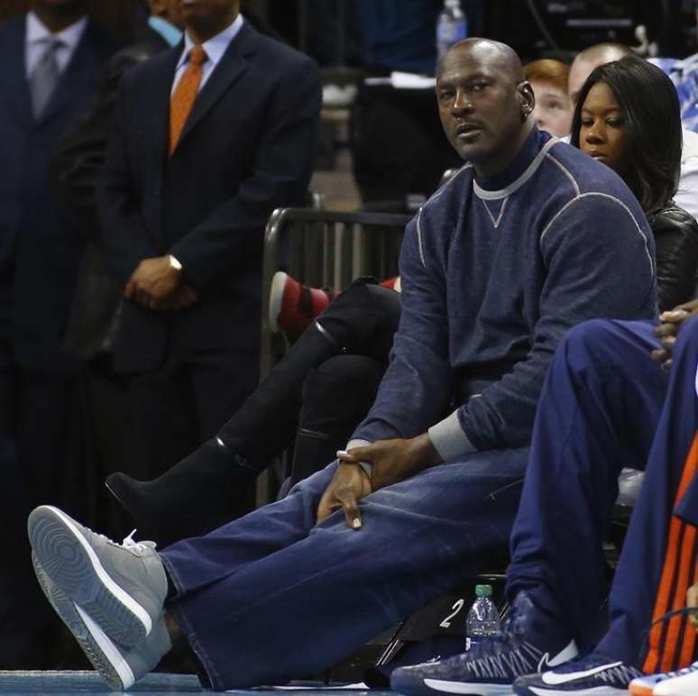 Michael Jordan assiste a jogo do time de Charlotte, do qual é proprietário, na NBA. 22/02.2013