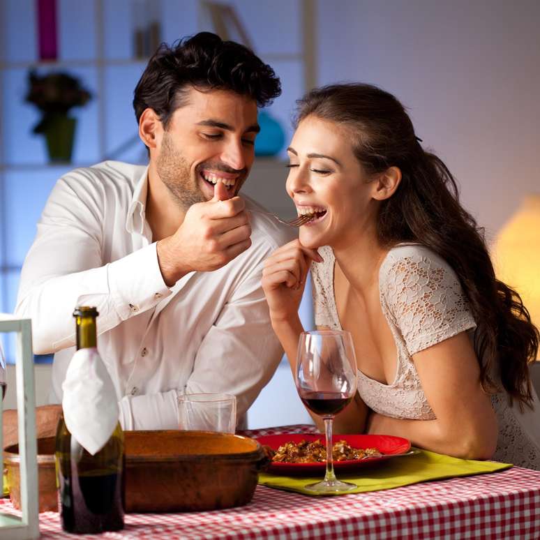 Fazer um jantarzinho romântico com ingredientes afrodisíacos é uma boa opção para esquentar a comemoração pelo Dia dos Namorados