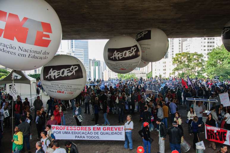Professores ocuparam a avenida Paulista na tarde desta sexta-feira e decidiram continuar em greve