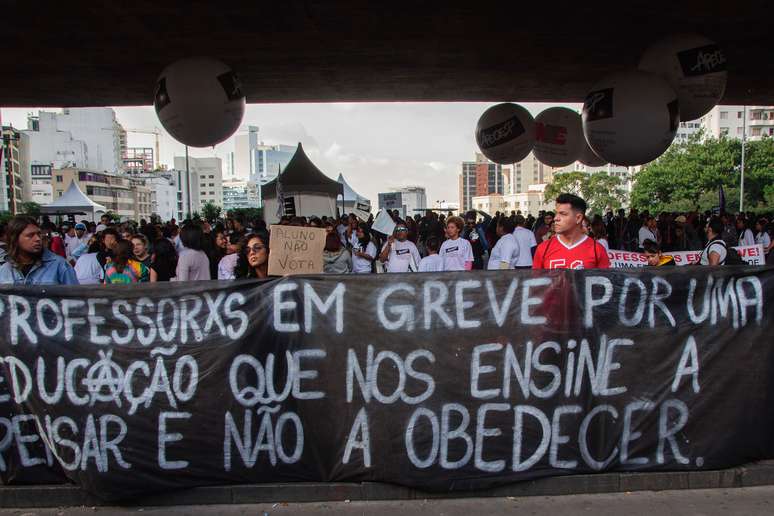 Professores ocupam a Av. Paulista e decidem continuar em greve