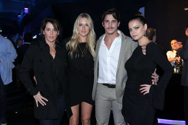 Deborah Secco prestigiou o evento ao lado de Fiorella Mattheis, Rômulo Neto e Milena Toscano 