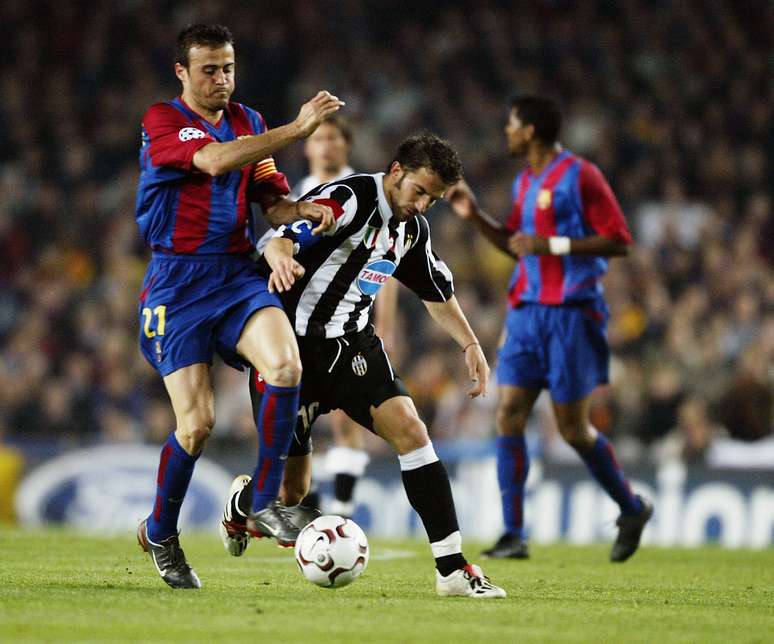 Luis Enrique e Del Piero disputam bola durante jogo em 2003; hoje, ex-jogador catal&atilde;o &eacute; o atual t&eacute;cnico do Barcelona 