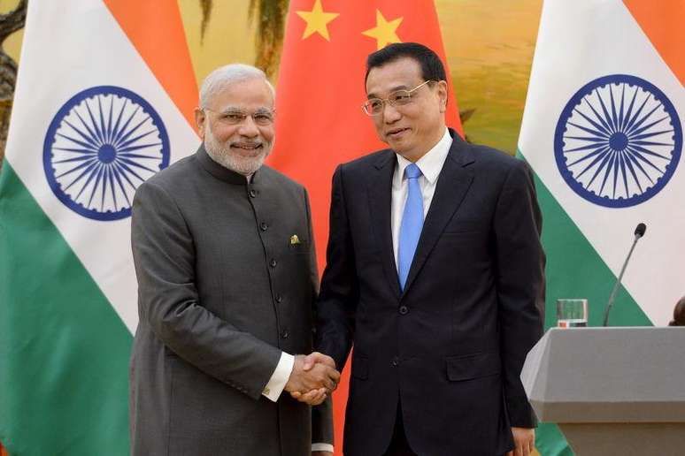 Primeiro-ministro chinês, Li Keqiang (direita), e  premiê indiano, Narendra Modi, durante encontro em Pequim.  15/05/2015
