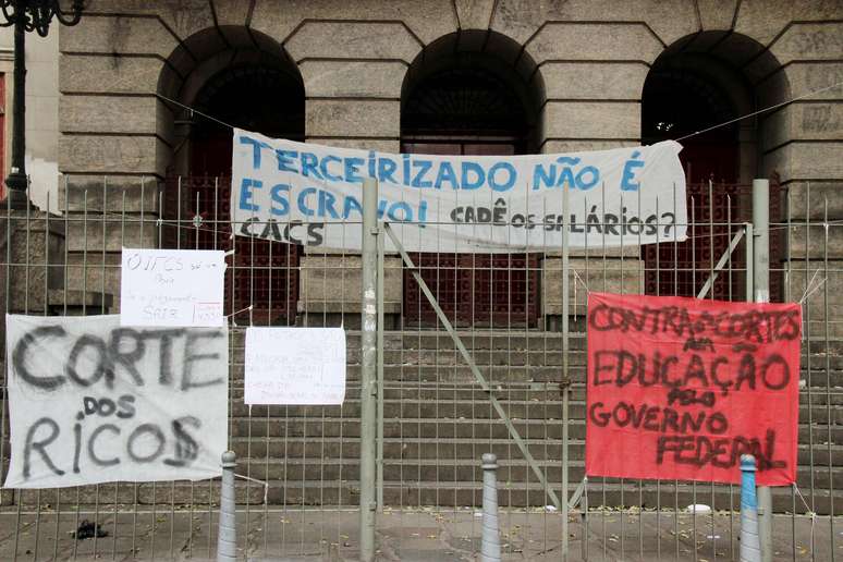 Faixas e cartazes na fachada do Instituto de Filosofia e Ciência Sociais (IFCS) da UFRJ