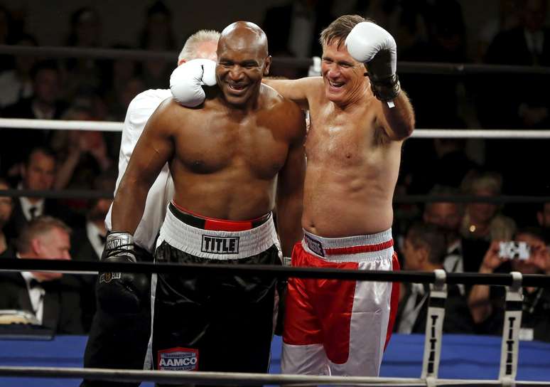 Evander Holyfield e Mitt Romney participaram de luta de exibição