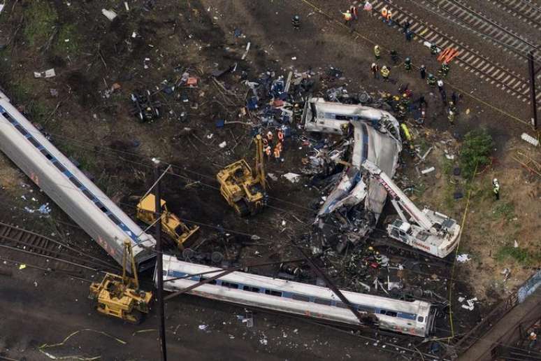 Agentes procuram corpos dentro do trem descarrilado da Amtrak na Filadélfia, Estados Unidos, nesta semana. 13/05/2015
