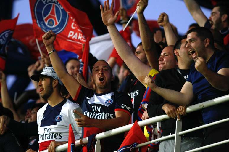 Torcida do PSG fez a festa com a vitória sobre o Montpellier e o tricampeonato francês